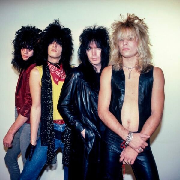 Mötley Crüe lança versão inédita de “Take Me To The Top”, destaque do lendário Too Fast For Love