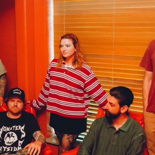 Tigers Jaw volta ao Brasil com a maturidade sensível do novo álbum Lost On You