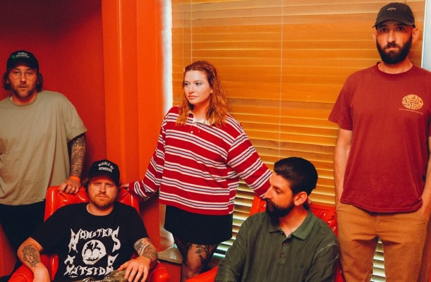 Tigers Jaw volta ao Brasil com a maturidade sensível do novo álbum Lost On You