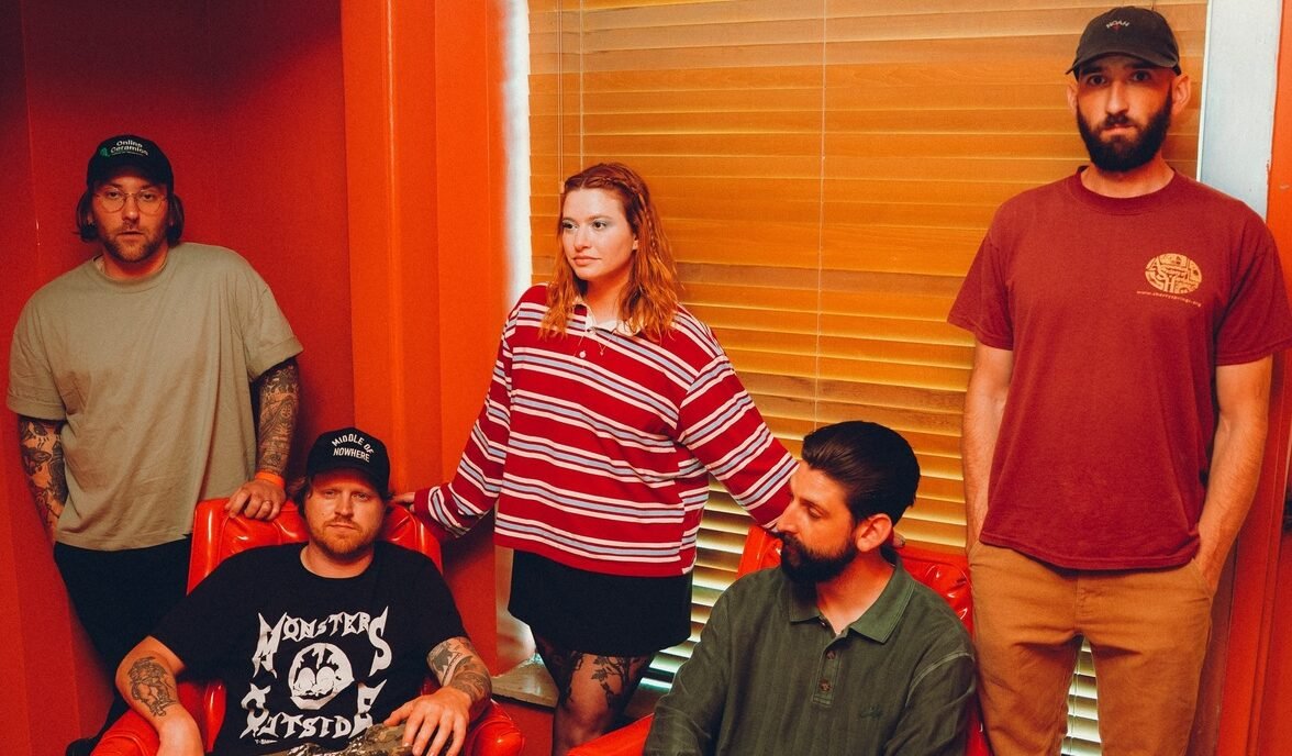 Tigers Jaw volta ao Brasil com a maturidade sensível do novo álbum Lost On You